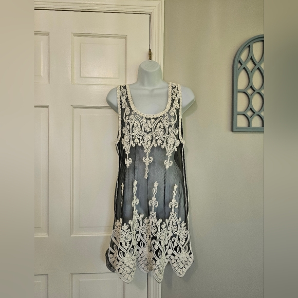 Tops - Elegant Black and White Sleeveless Dress